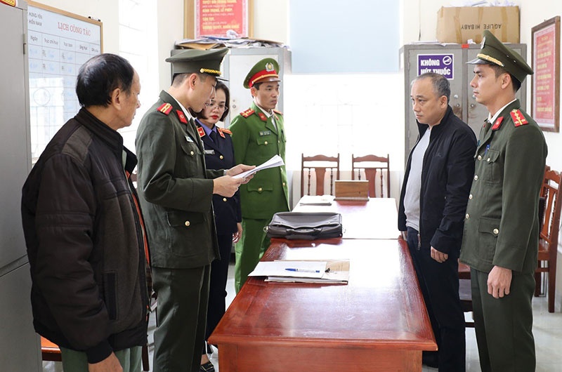 Khoi to nguyen tong giam doc ban 2.700 lo dat trai quy dinh hinh anh