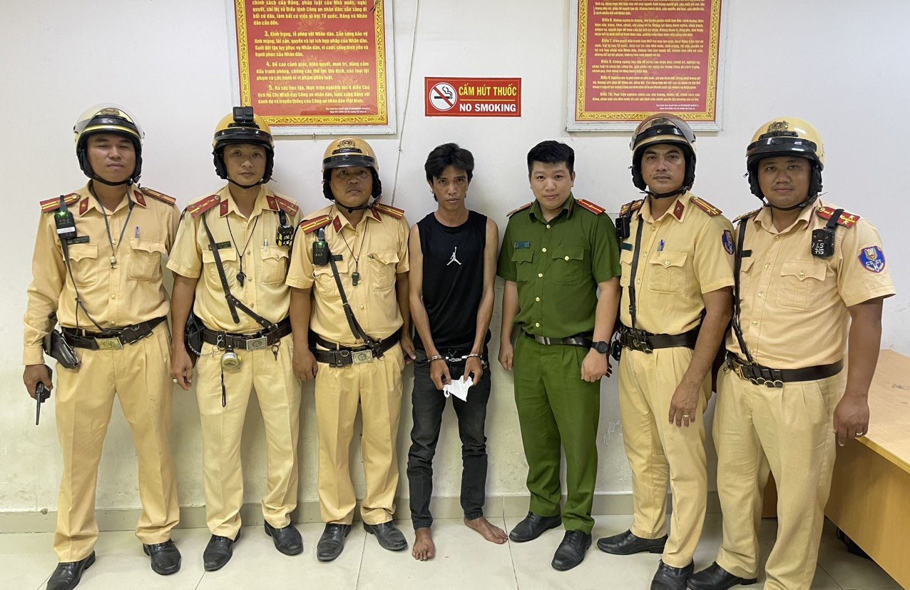 CSGT TP.HCM vay bat doi tuong truy na tron tren xe khach hinh anh