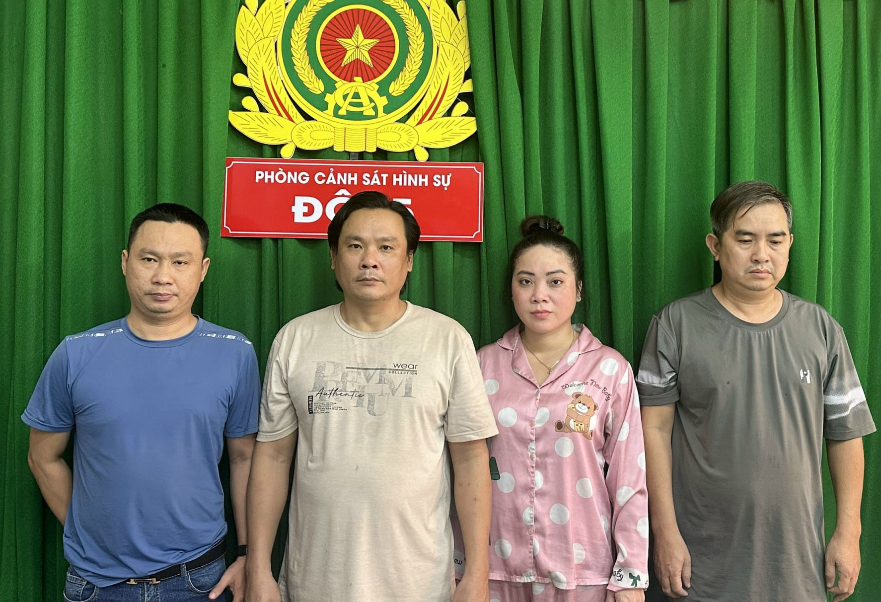 4 nu tiep vien nha hang ban dam cho khach o TP.HCM hinh anh