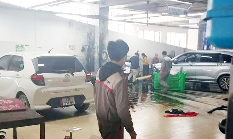 No binh dung dau tai dai ly Toyota song Lam hinh anh