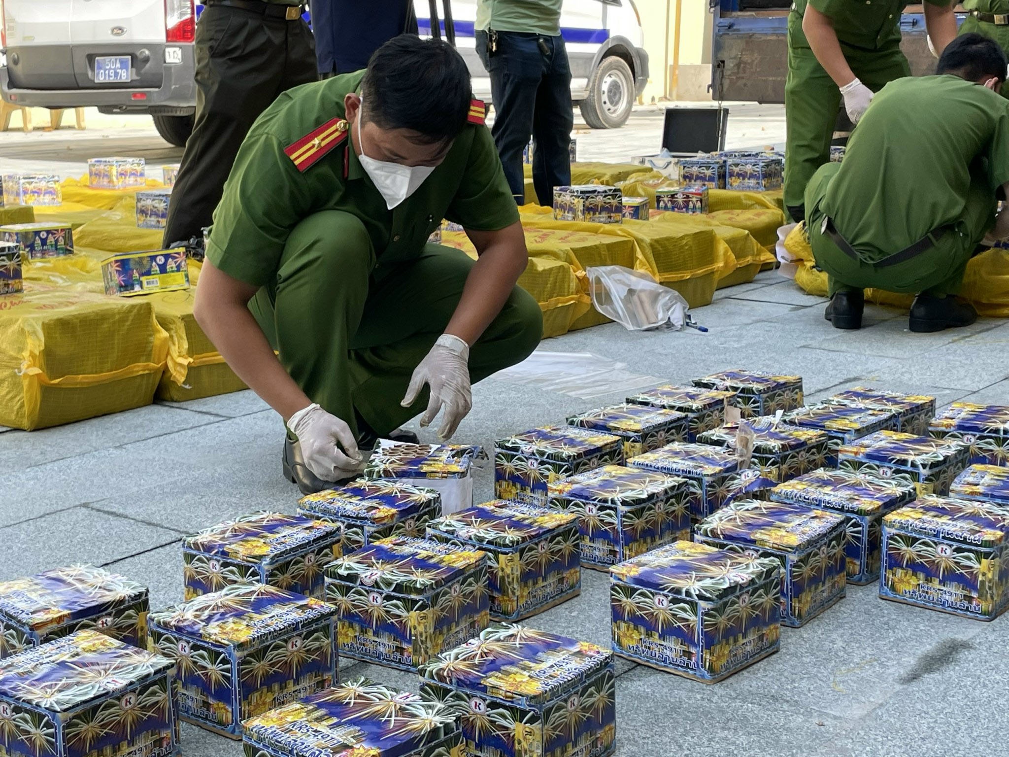 Cong an TP.HCM bat phao anh 1