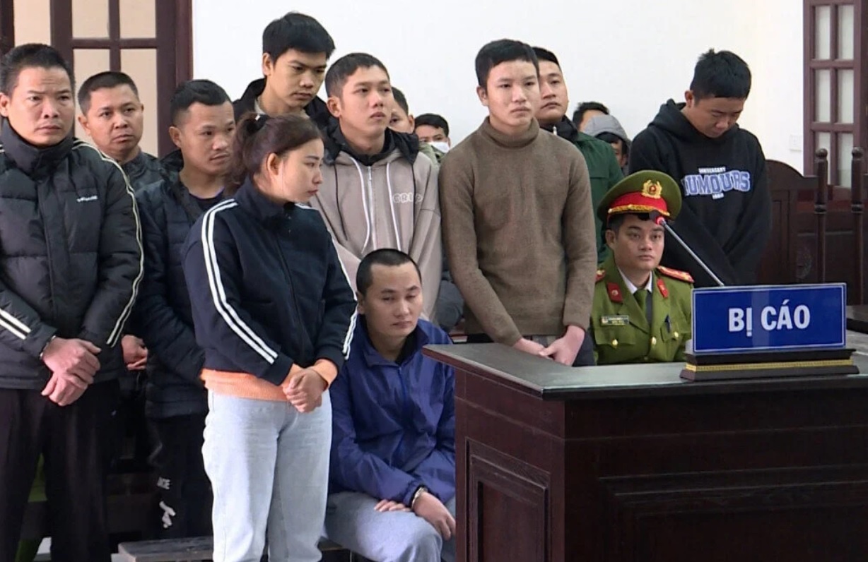 Hon 66 nam tu cho 11 bi cao trong duong day buon ban phao lau lon hinh anh