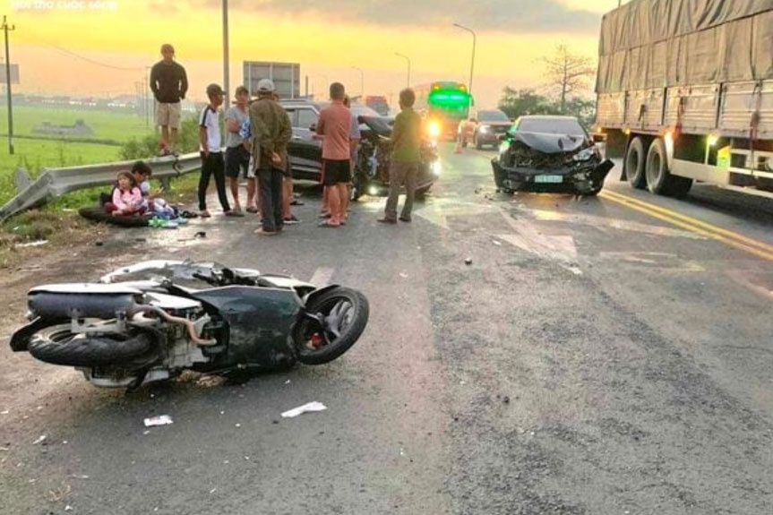 Oto dau keo tong loat xe dang dung den do, 2 nguoi bi thuong hinh anh