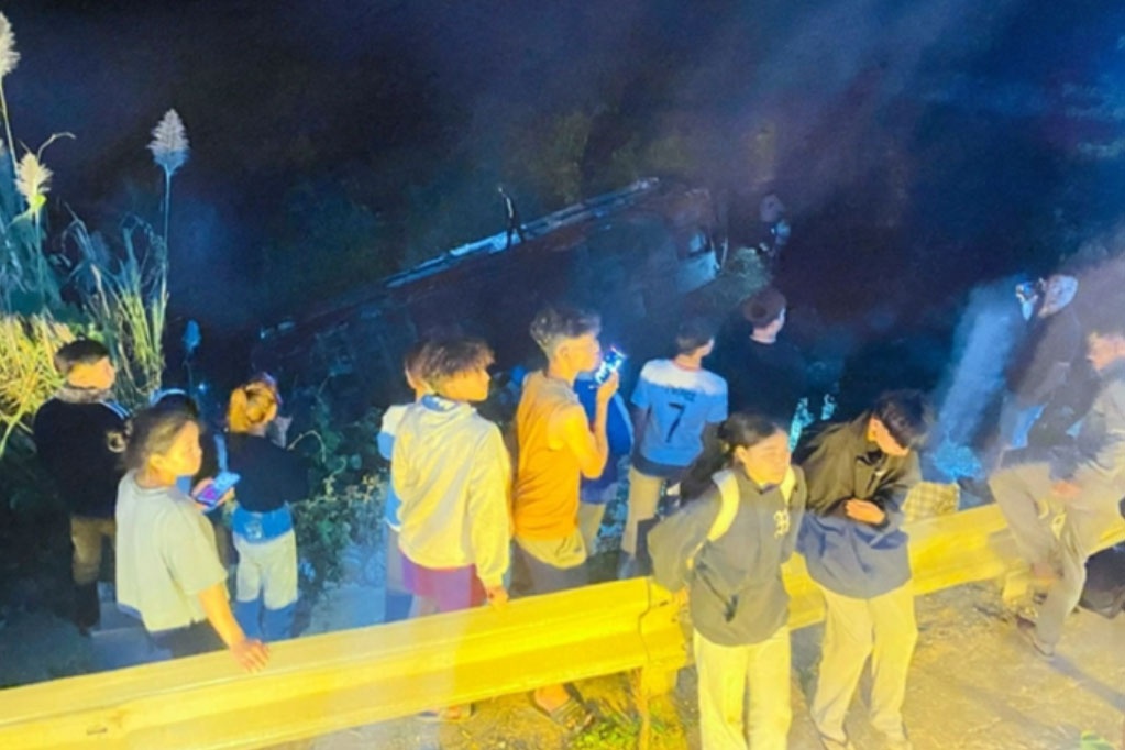 Nguyen nhan xe khach cho 37 nguoi lao xuong vuc sau o Kon Tum hinh anh