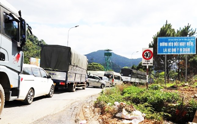 Han che xe tai qua deo Bao Loc dip Tet hinh anh