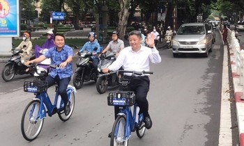 Phan luong giao thong tren duong co lan xe dap dau tien tai Ha Noi hinh anh