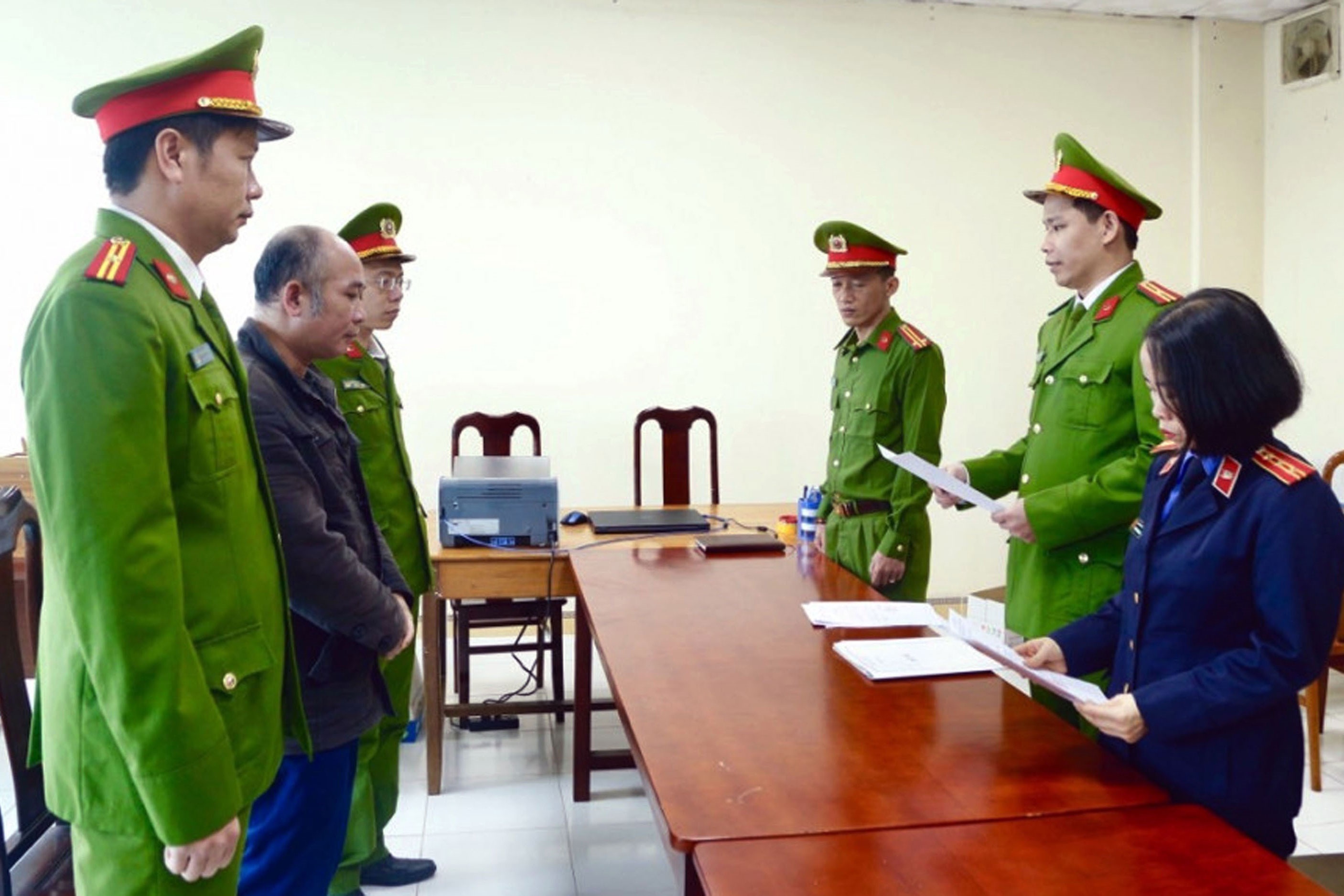 Bat tam giam giam doc lua dao xuat khau lao dong va du hoc hinh anh