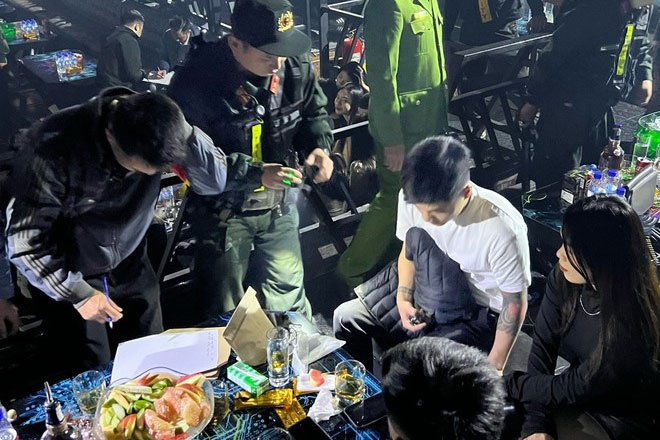 Dot kich, bat qua tang hang chuc dan bay tai bar Star 3 club o Ha Noi hinh anh