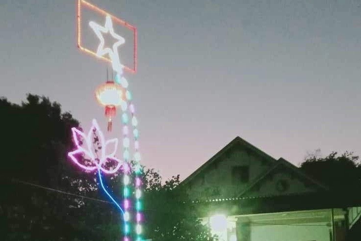 Nguoi dan ong bi dien giat tu vong trong luc dung cay neu don Tet hinh anh