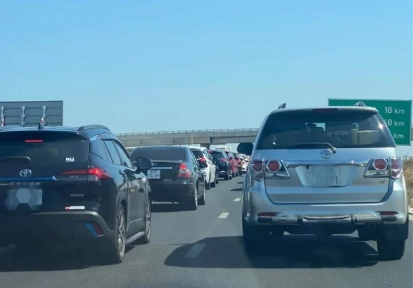 Nguyen nhan dong xe ket cung o cao toc Vinh Hao - Phan Thiet hinh anh