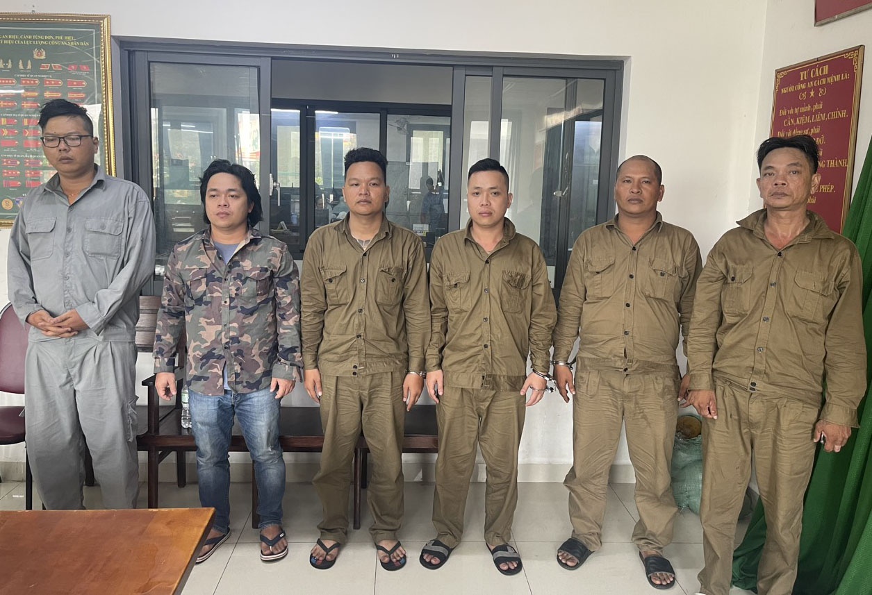 Bat giu nhom cuong doat tien cua cac cua hang mat kinh o TP.HCM hinh anh