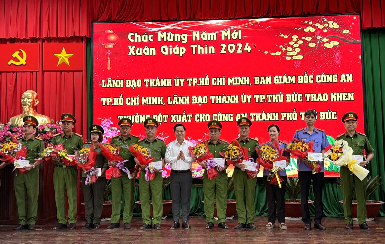 Khen thuong cac don vi pha vu co gai bi sat hai o TP.HCM dip Tet hinh anh