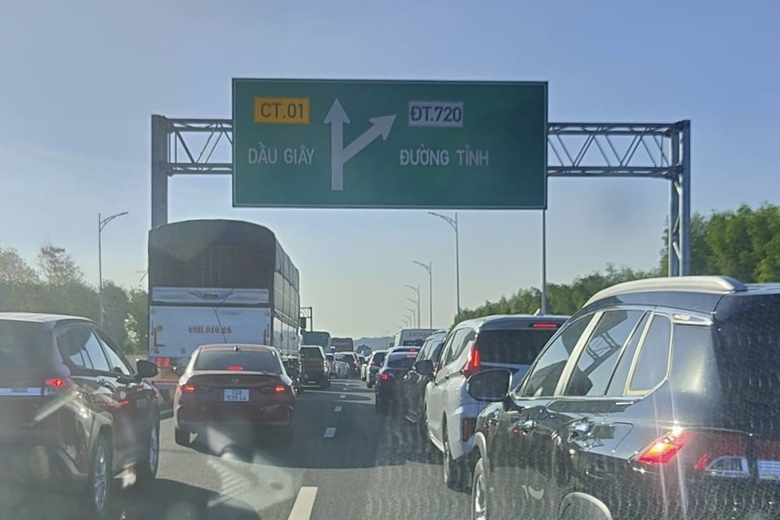 Un nhieu km, CSGT chan dong oto don vao cao toc Phan Thiet - Dau Giay hinh anh