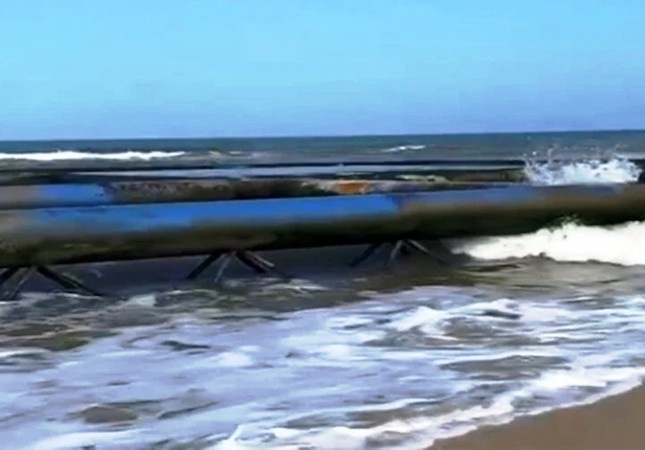 Vat the la nguy hiem troi dat vao bo bien Thua Thien Hue hinh anh