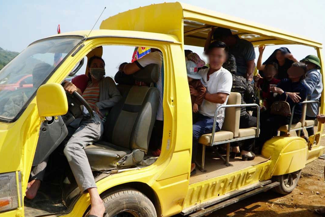 Dung xe tu che nhoi nhet khach o Thanh Hoa hinh anh