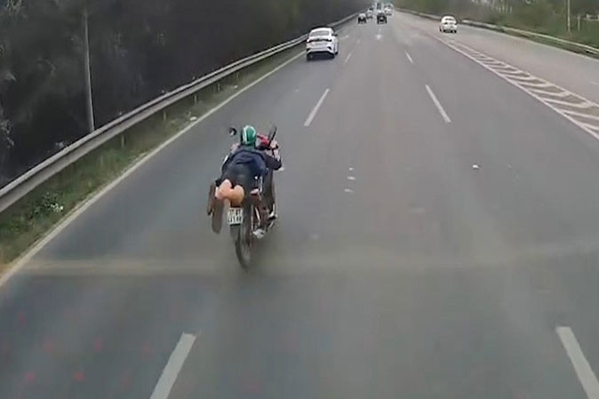 Lam viec voi tai xe nam ra yen xe may, lao vun vut o Dai lo Thang Long hinh anh