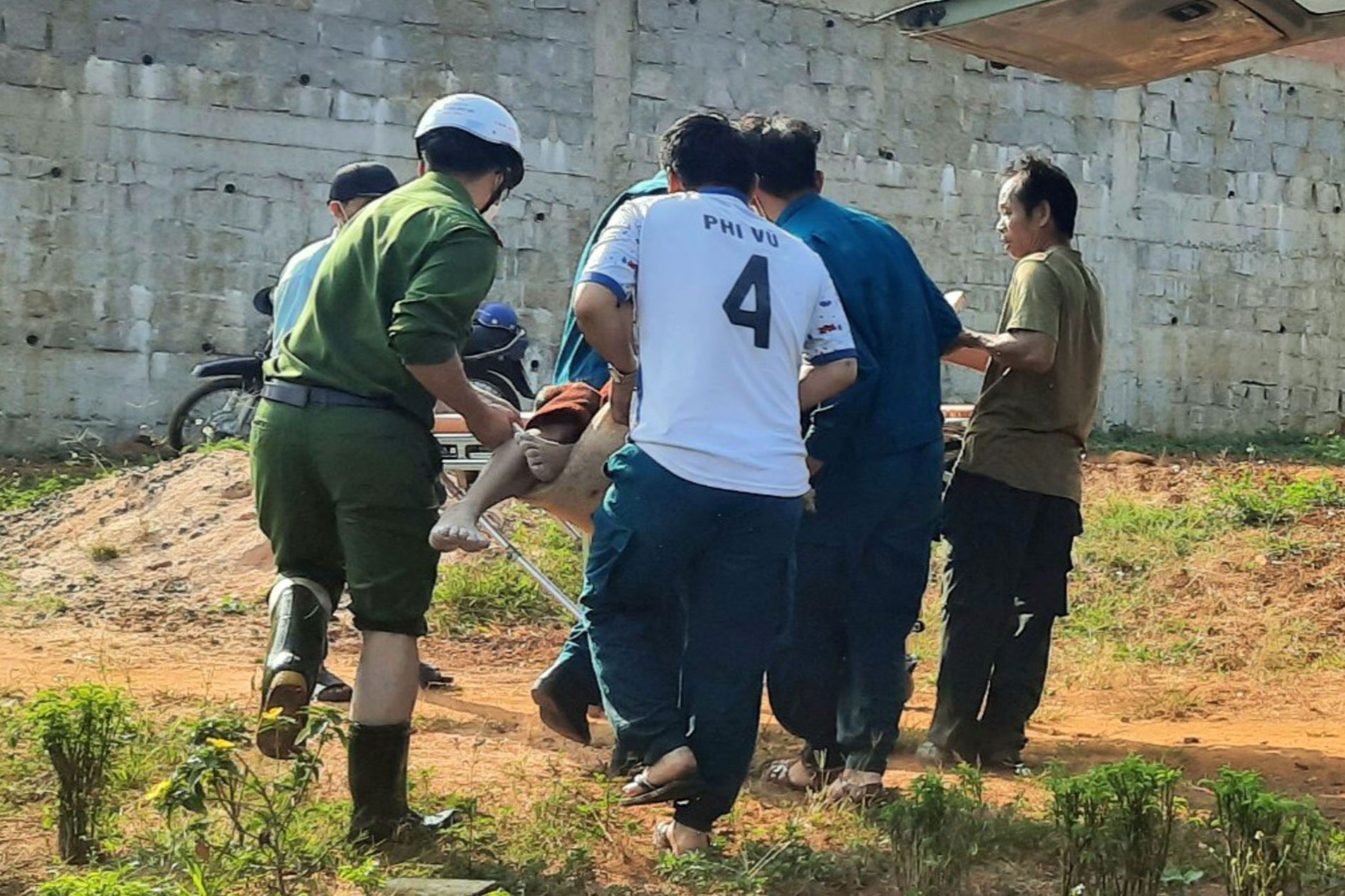 Cuu song nguoi dan ong sau 5 ngay roi xuong suoi mat tich hinh anh