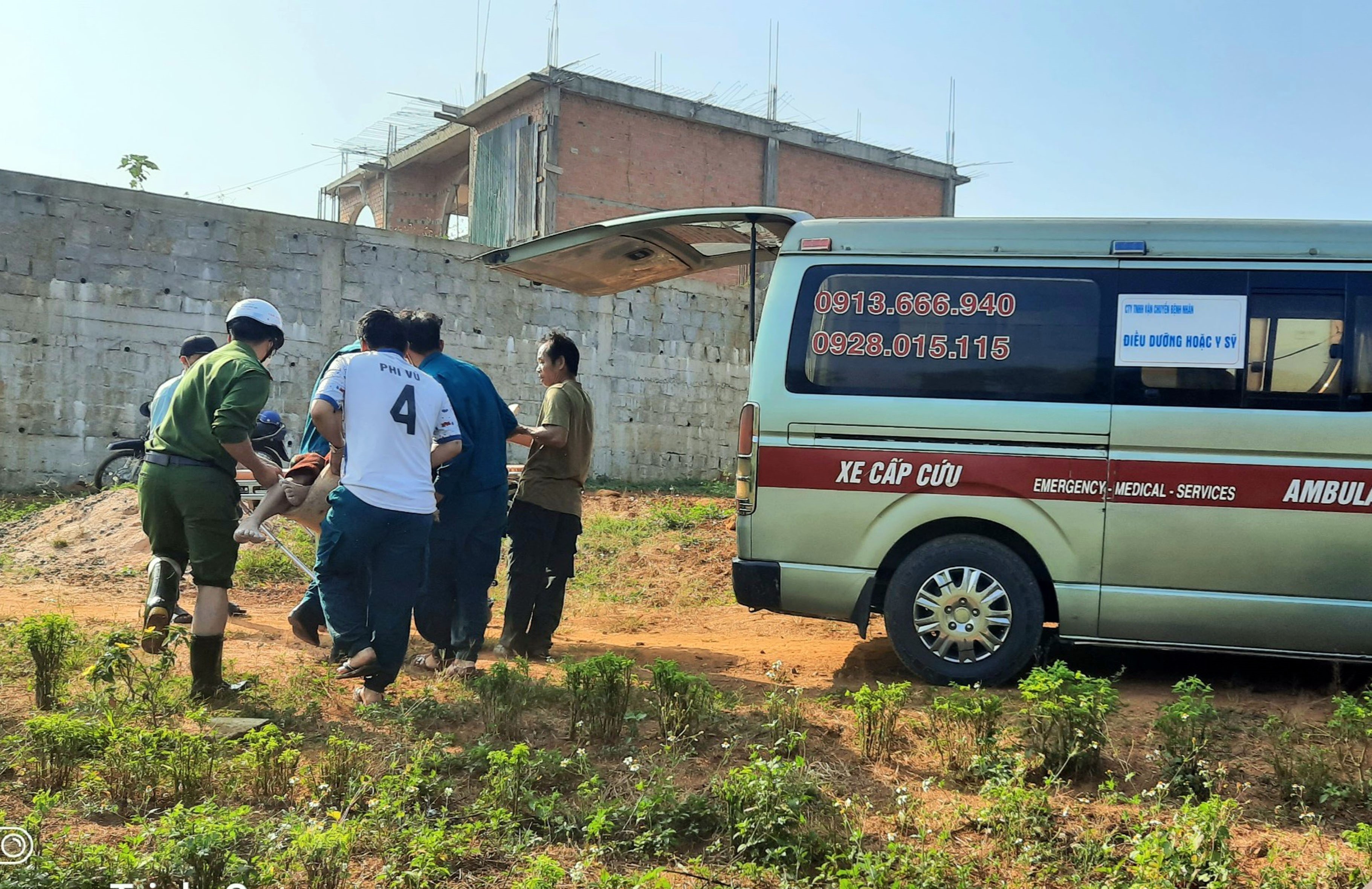 Cuu song nguoi dan ong anh 1