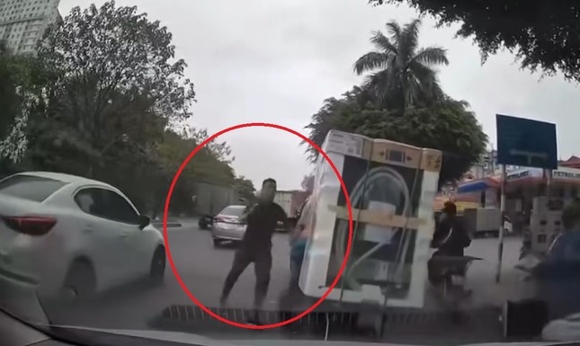 Cong an lam viec voi tai xe oto dap nga nguoi di xe may o Ha Noi hinh anh