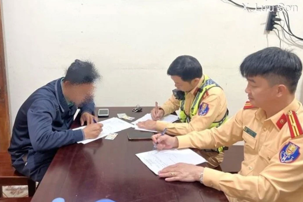 Danh tinh tai xe oto tai chay nguoc chieu tren cao toc o Nghe An hinh anh