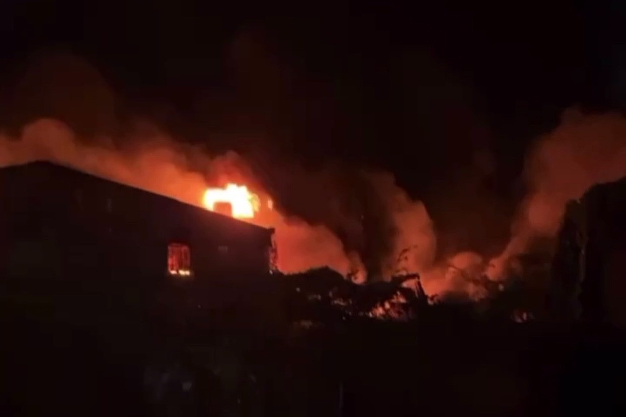 Chay 3 nha xuong lien ke rong hang nghin m2 o TP.HCM hinh anh