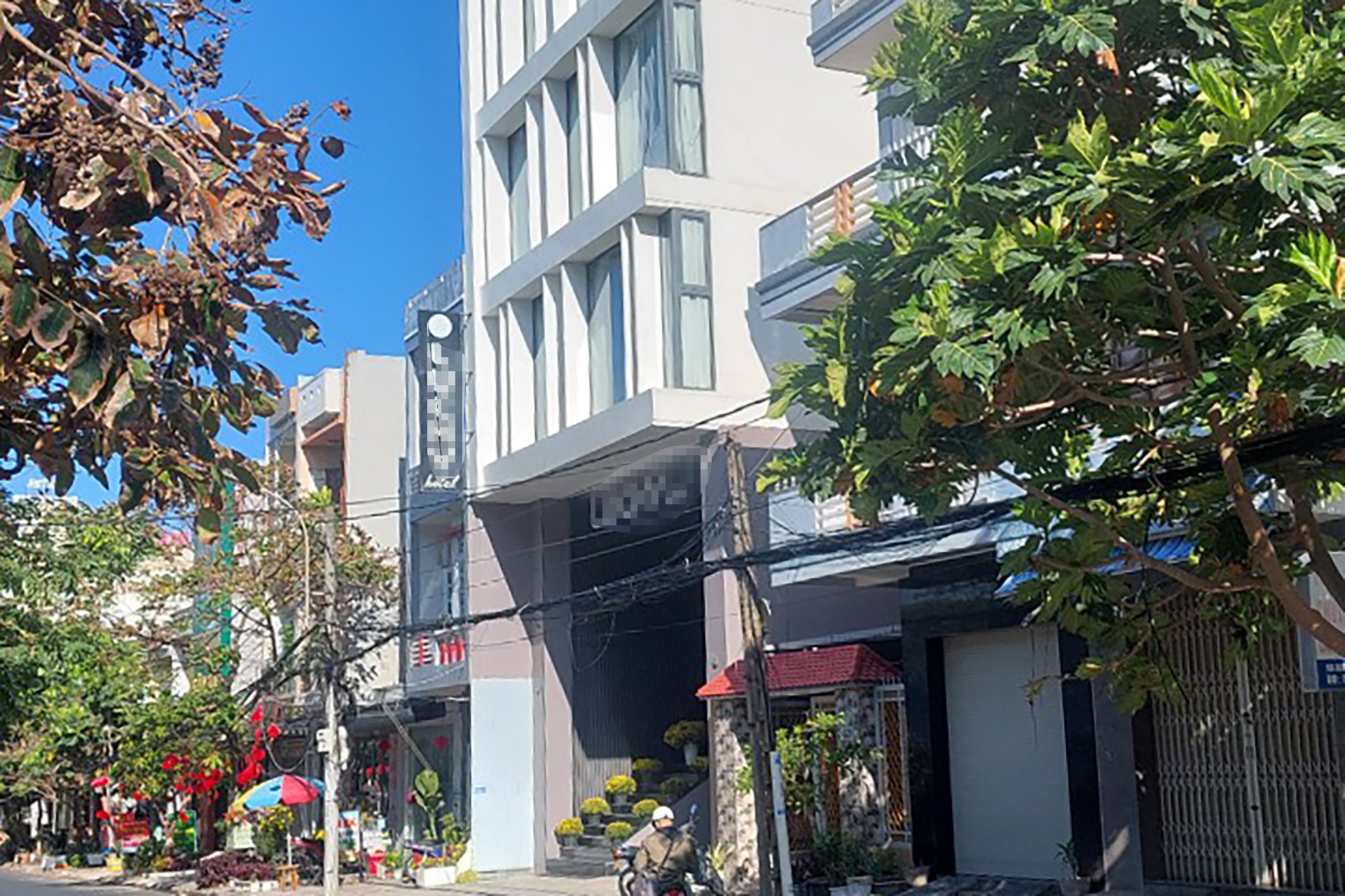 Nghi chong ngoai tinh, vo mang theo dao vao khach san de danh ghen hinh anh