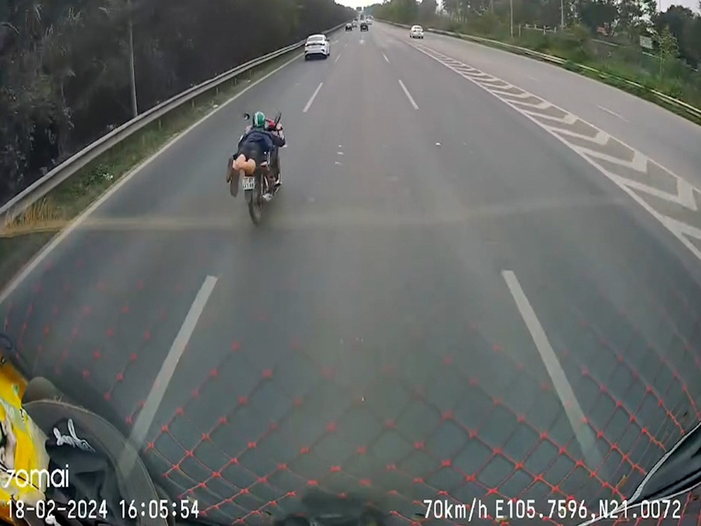 thanh niên nằm yên xe ảnh 1 thanh nien nam yen xe anh 1