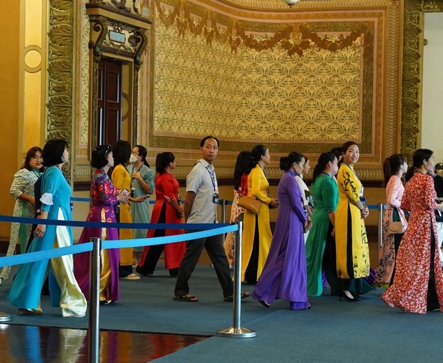 Tiep tuc to chuc tham quan mien phi toa nha tru so UBND TP.HCM hinh anh