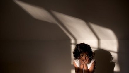 Be gai bi quay roi o cong vien, vi dau? hinh anh