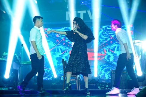 Clip BB Tran hoa trang thanh Ho Ngoc Ha hinh anh