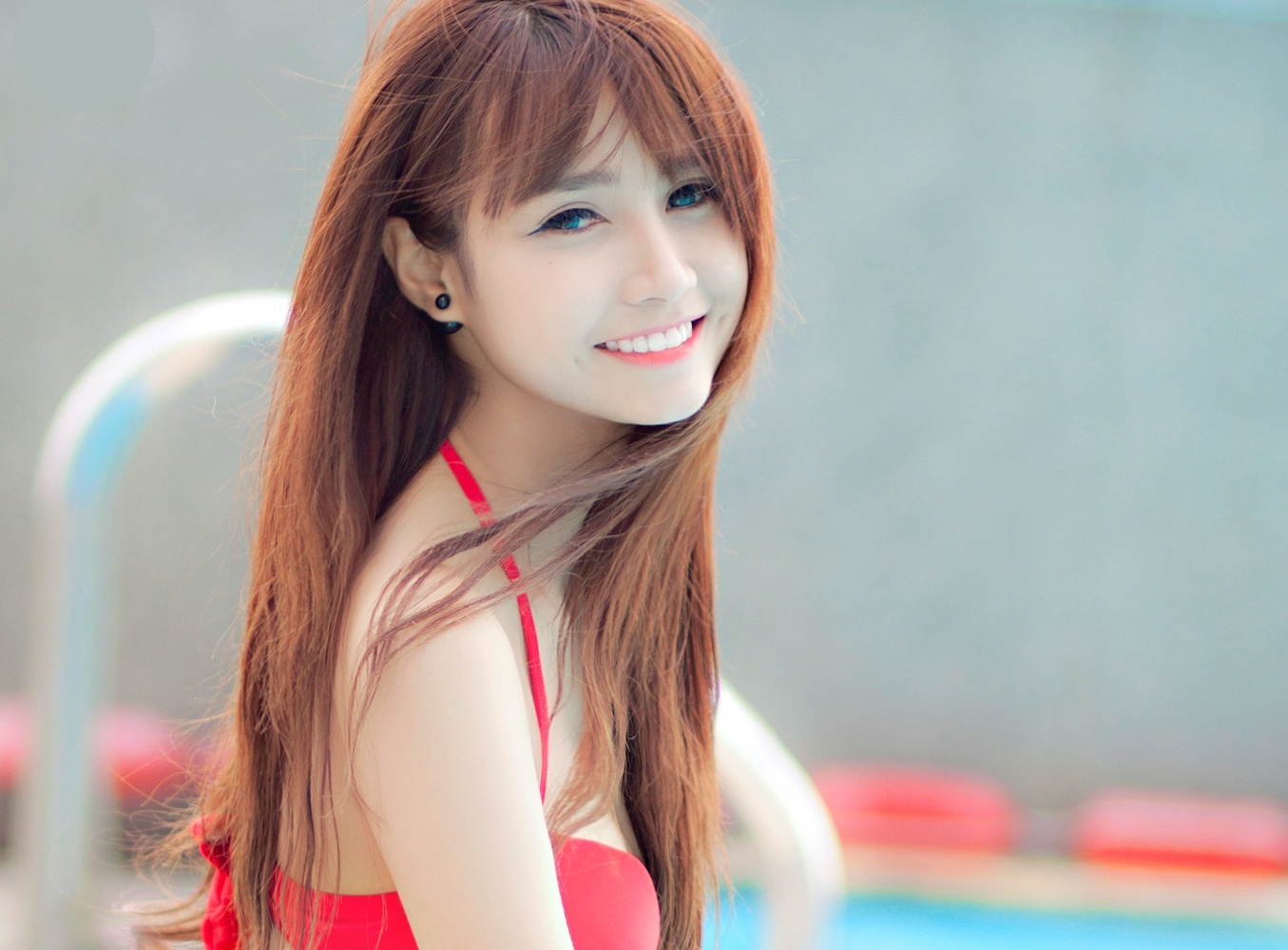 Nu DJ 19 tuoi dien bikini nong bong ben ho boi hinh anh