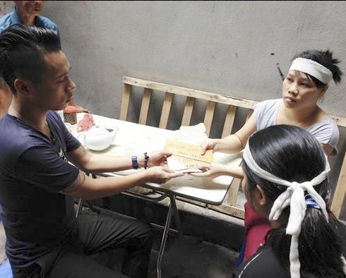 Ong bo don than keu goi ung ho gia dinh chet chay tai Ha Noi hinh anh