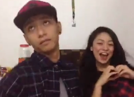 Clip cover theo bai hat doc dao cua cap doi Tay Ban Nha hinh anh