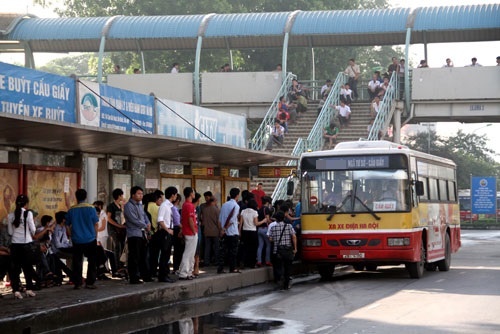 Thuc hu viec co gai bi 'tran lot' tren xe buyt Ha Noi hinh anh