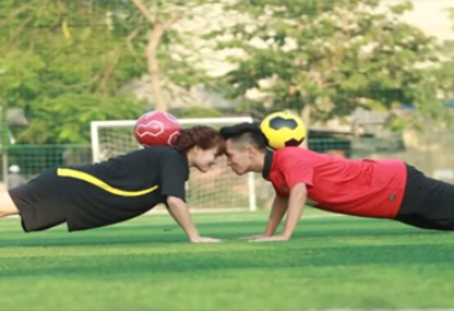 Cap doi 9X nen duyen nho tinh yeu bong da hinh anh