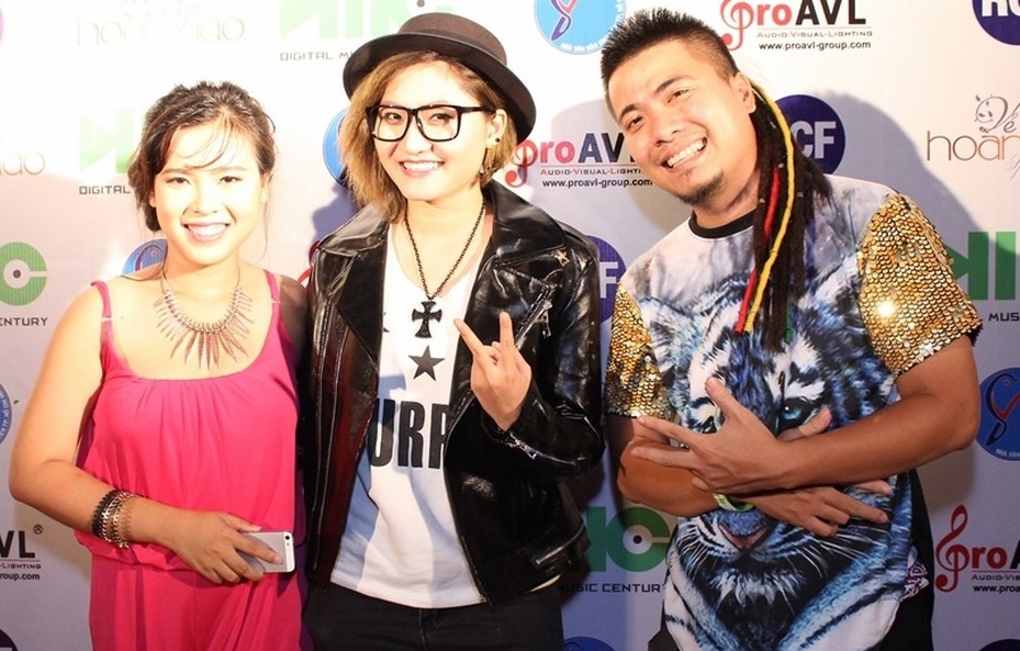 Wang Tran cung 'Co gai trieu view' mang DJ den voi sinh vien hinh anh