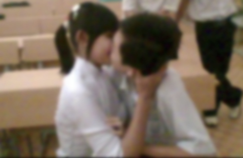 Nhung cu soc cua cha me khi phat hien con yeu som hinh anh