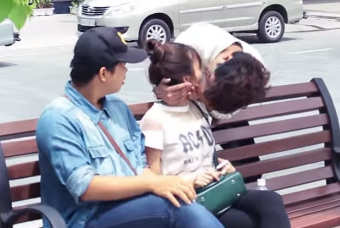 Clip Kiss Cam cua 6 ban tre hinh anh