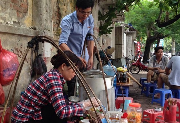 Chang cu nhan thich ban bun via he hon 'ngoi dieu hoa' hinh anh