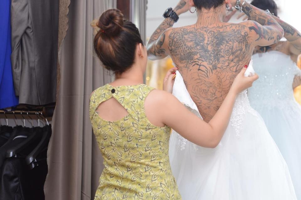 Ong bo xam tro mac vay cuoi khien dan mang hieu lam hinh anh