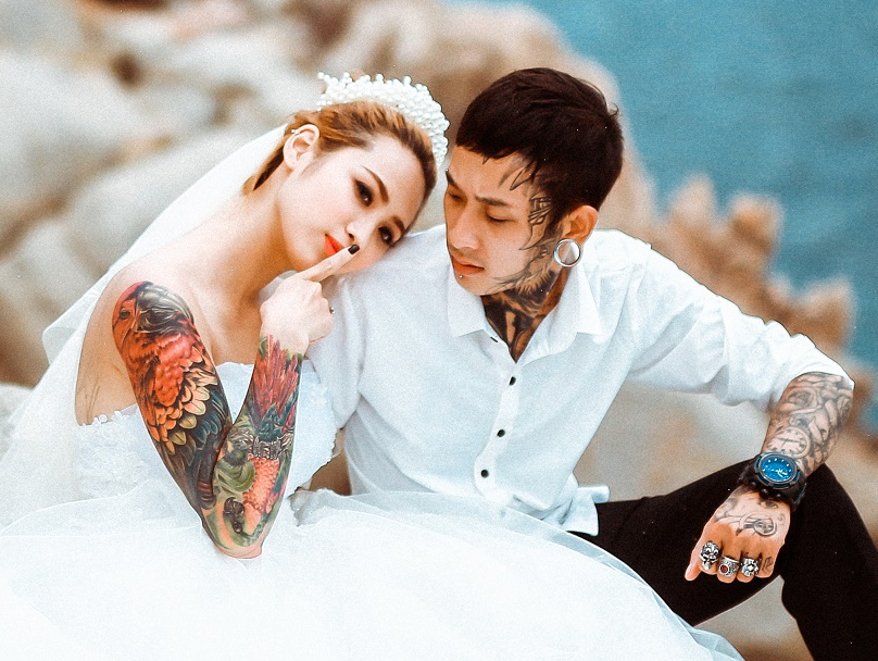 Cap doi 9X khoe hinh xam tao bao trong anh cuoi hinh anh