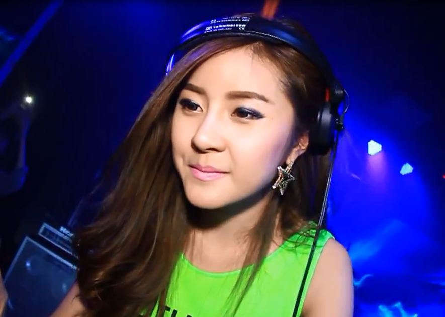 Clip DJ Faahsai choi nhac soi dong hinh anh