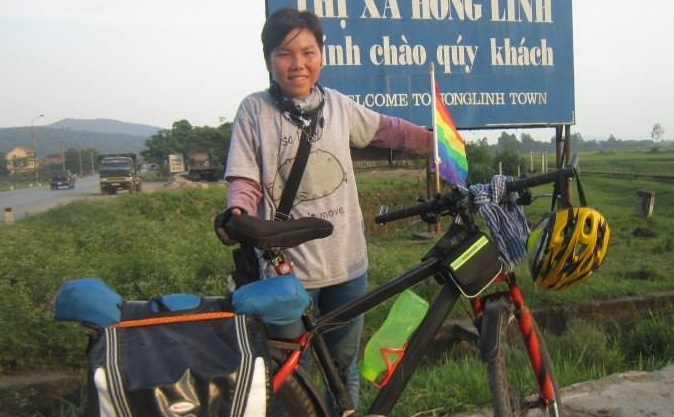 9X di xuyen Viet ung ho LGBT bang xe dap va 1 trieu dong hinh anh