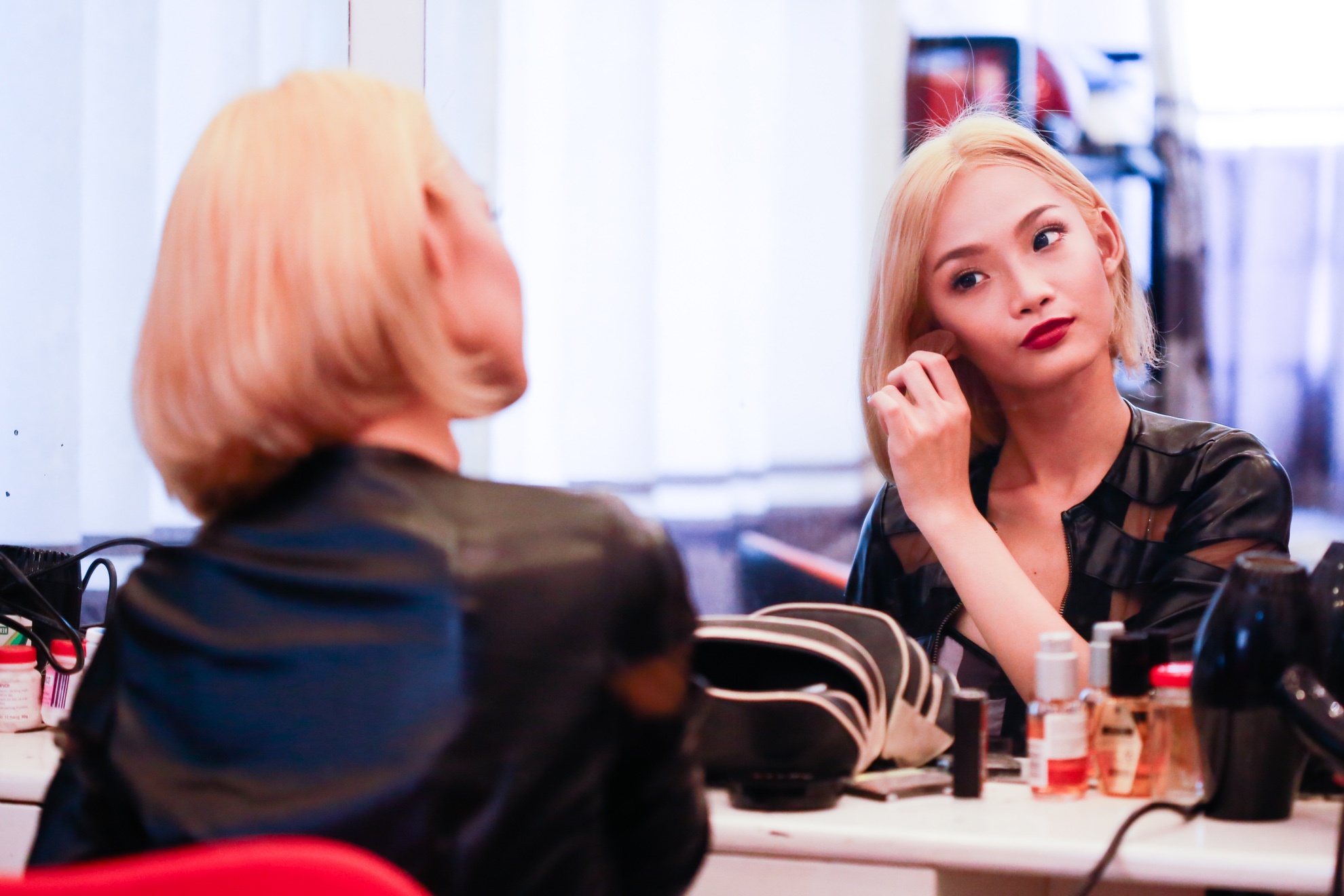 Dj King lady: nữ DJ thường dùng nơi làm tóc của mẹ để tự trang điểm trước khi đi diễn.  DJ oxy: để thuận tiện cho việc học DJ, Oxy trang bị đầy đủ các thiết bị bàn mix nhạc để thoải mái sáng tác.             