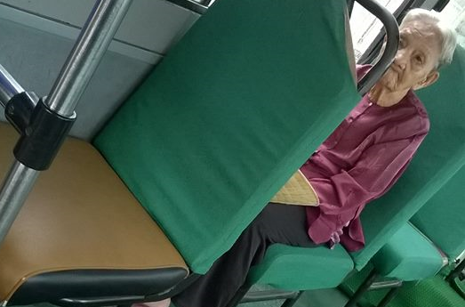 Ba cu mot minh di xe buyt tim chau gay cam dong hinh anh