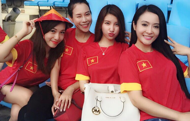 Cap hot girl Ha thanh ra san co vu doi tuyen Viet Nam hinh anh