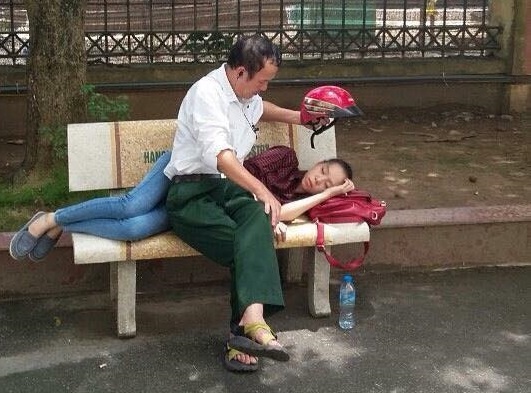 Hinh anh bo che nang cho con gai ngu giua trua gay xuc dong hinh anh