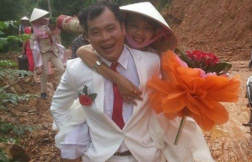 Buc anh 'dam cuoi mua mua' duoc dan mang quan tam hinh anh