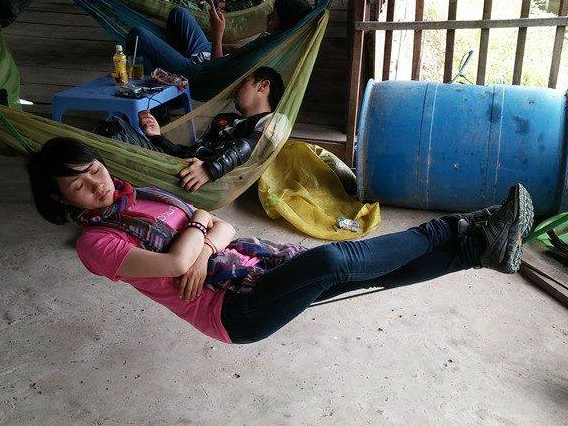 Anh thieu nu nam ngu tren day hut 170.000 like tren mang hinh anh