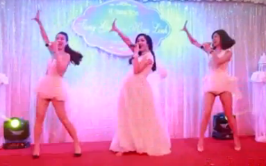 Clip co dau vua hat vua nhay ca khuc 'Bay' trong dam cuoi hinh anh